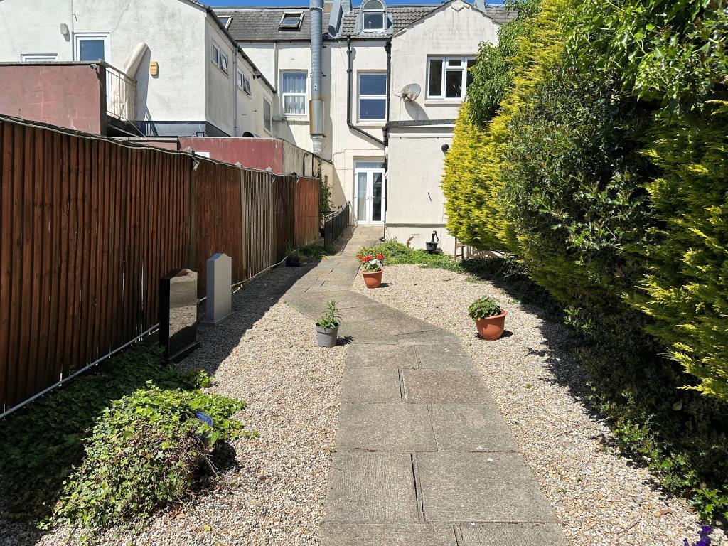 Lot: 81 - MIXED USE FREEHOLD BLOCK FOR INVESTMENT - Outside space located in the funeral directors